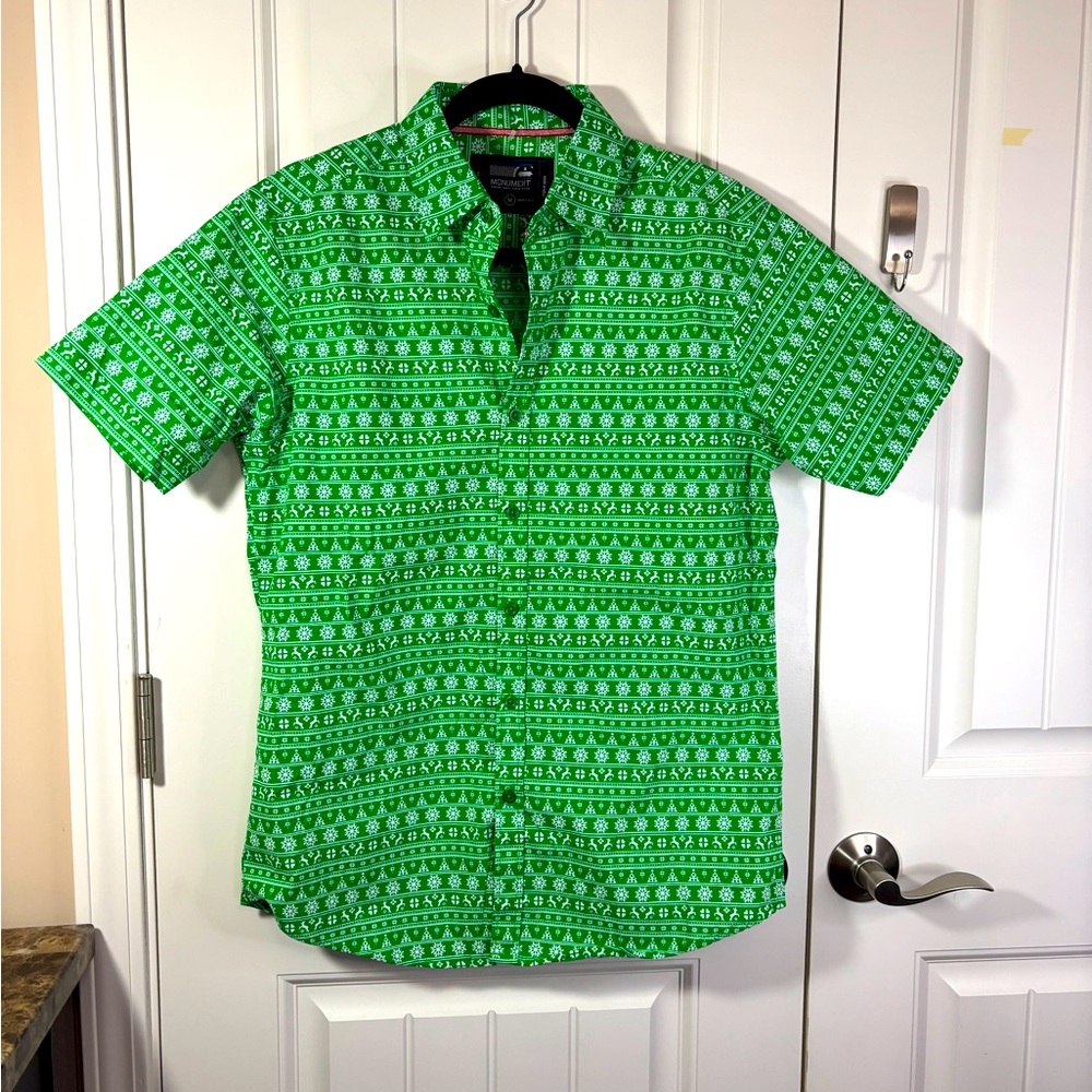 Monument Men’s Short Sleeve Collared Christmas Holiday Party Shirt Size Medium